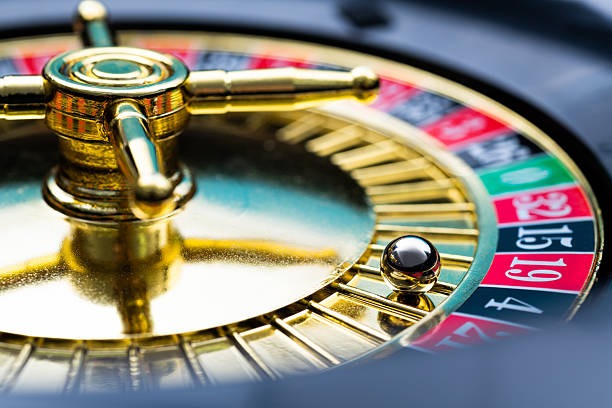 Live Angka Ikut draw on mpo35 mobile app showing croupier and HD video feed